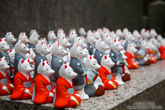 Small figurines of foxes at Kyoto´s Inari shrine