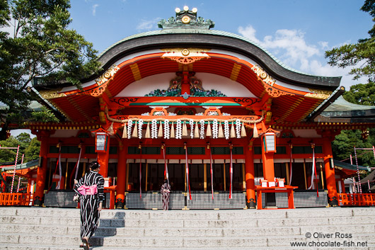 Girl in Kimono ascending the stairs to Kyoto´s Inari shrine