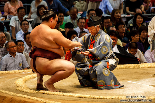 Honouring the winner of a bout at the Nagoya Sumo Tournament