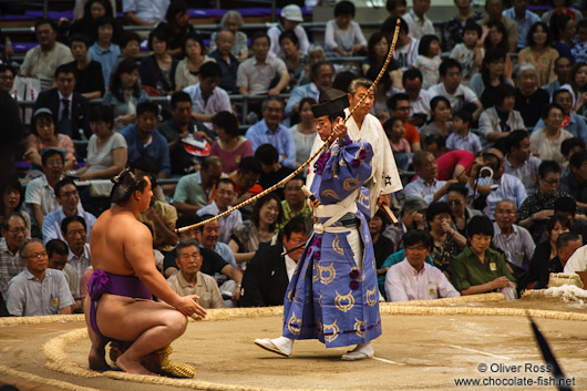 Presentation of the bow at the end of the days fighting at the Nagoya Sumo Tournament