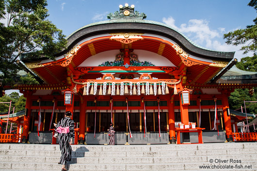 Girl in Kimono ascending the stairs to Kyoto´s Inari shrine