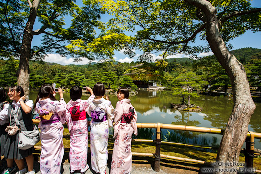 Girls in kimonos at the Golden Pavilion in Kyoto´s Kinkakuji temple