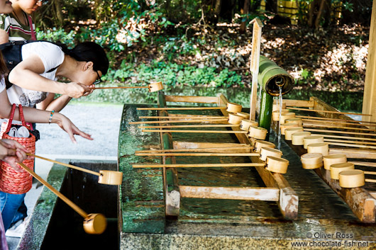 People perfom the ritual cleansing at Tokyo´s Meiji shrine