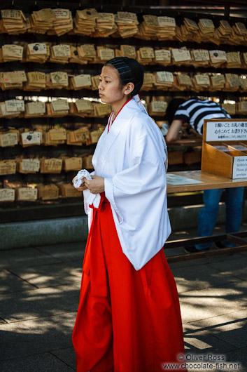 Girl at Tokyo´s Meiji shrine