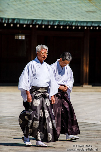 Men at Tokyo´s Meiji shrine