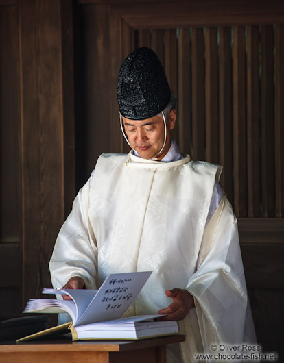 Priest at Tokyo´s Meiji shrine