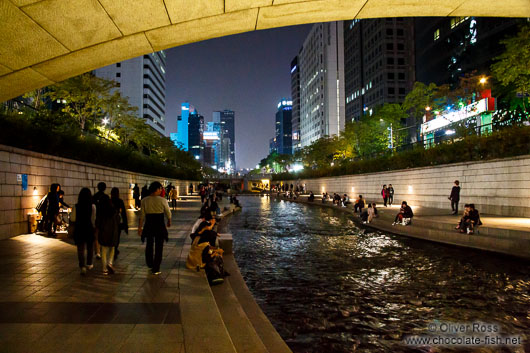 Couple promenade along the Cheonggyechon stream in Seoul