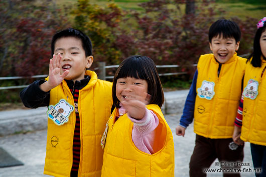 School childern on their way to visit the Gyeongbokgung palace