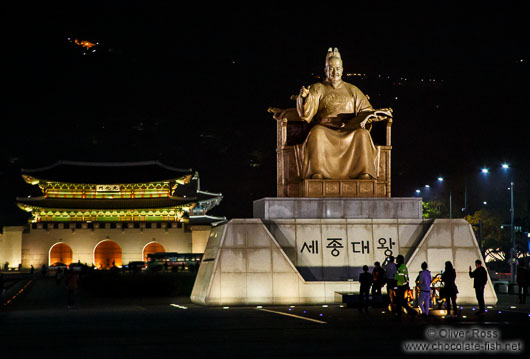 Statue of  King Sejong with Gyeongbokgung palace 