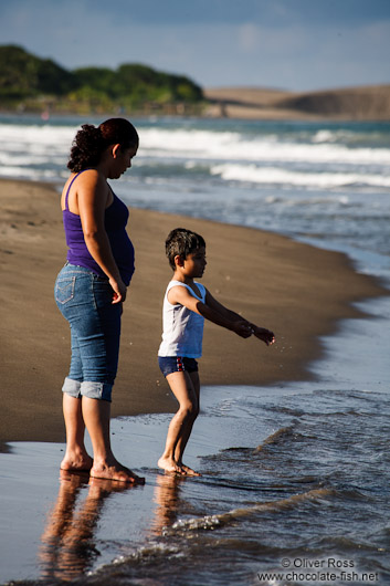 Mother and child at a beach near Quiahuiztlan