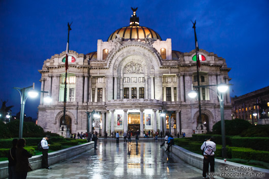 The Palacio de Bellas Artes by night