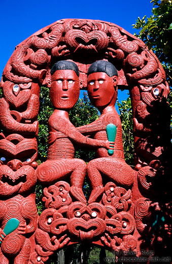 Maori carving of the entwined lovers of Hinemoa and Tutanekai at Whakarewarewa village in Rotorua