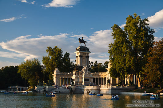 Lake in Madrid´s Retiro recreational park