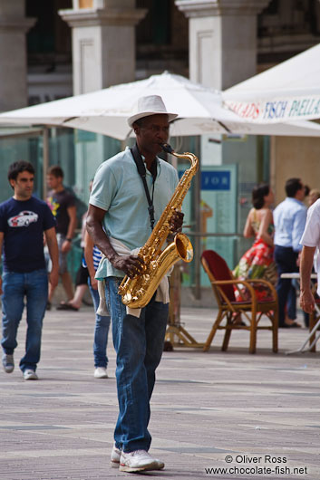 Busker on Plaza Major in Palma