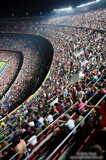 The ranks in Camp Nou are filling with spectators before the start of the match