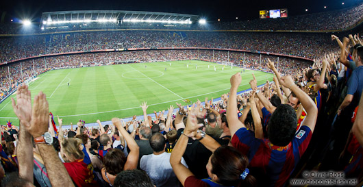 ... joy! Spectators celebrate the 2:1 lead for Barcelona.