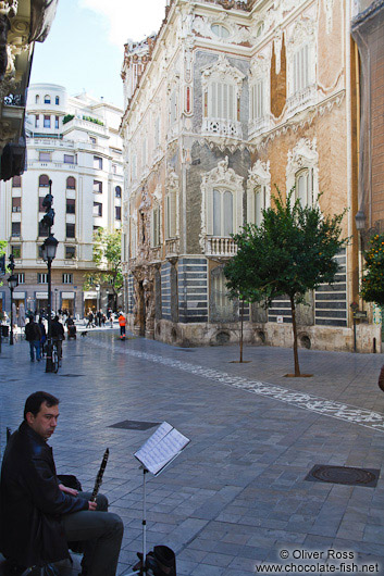 Busker outside the Palau del Marqués de Dosaigües in Valencia