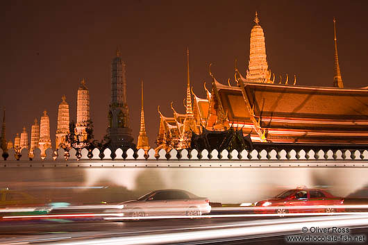 Traffic outside the Royal Palaca by night 