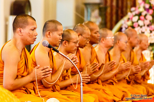 Buddhist monks chanting at Bangkok´s Wat Chana Songkram