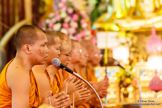 Buddhist monks chanting at Bangkok´s Wat Chana Songkram