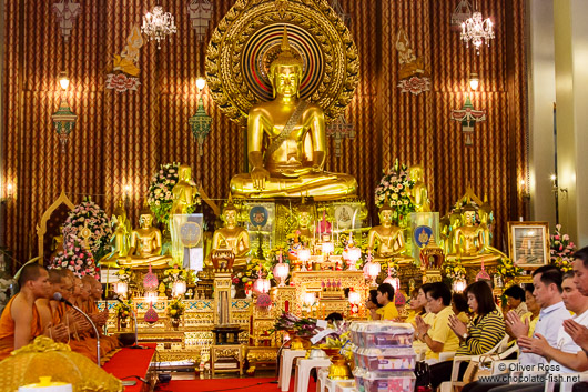 Buddhist monks with worshippers at Bangkok´s Wat Chana Songkram