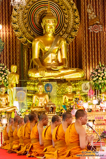 Buddhist monks chanting at Bangkok´s Wat Chana Songkram