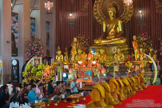 Prayer inside Bangkok´s Wat Chana Songkram
