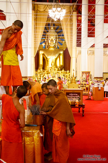 Yound monks decorating Wat Chedi Luang Worawihan in Chiang Mai