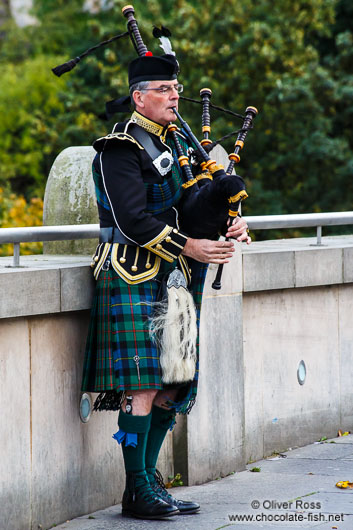 Edinburgh man playing the bagpipes