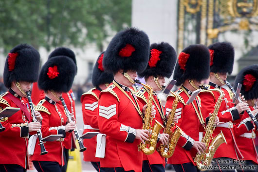 Palace guards parading outside London´ Buckingham