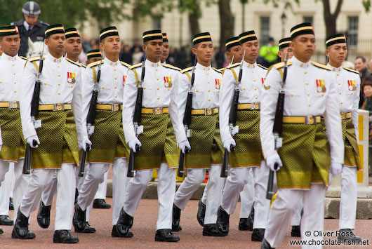 Soldiers parading outside London´s Buckingham palace