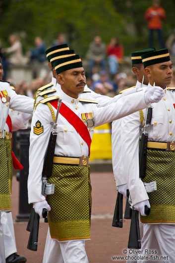 Soldiers parading outside London´s Buckingham palace