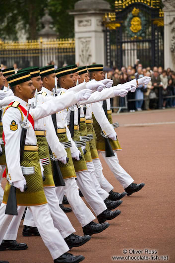 Soldiers parading outside London´s Buckingham palace