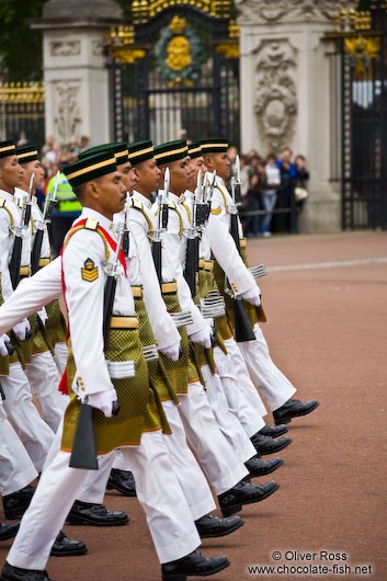 Soldiers marching outside London´s Buckingham palace