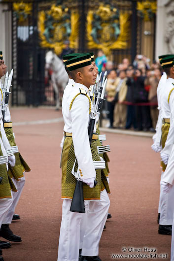 Soldiers parading outside London´s Buckingham palace