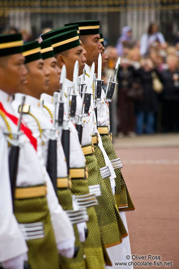 Soldiers parading outside London´s Buckingham palace