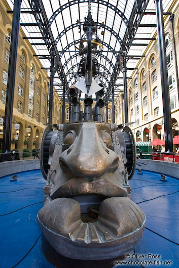Sculpture inside the Hay´s Galleria in London