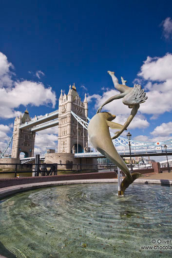 London´s Tower Bridge with dolphin fountain