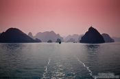 Travel photography:Dusk in Halong Bay, Vietnam