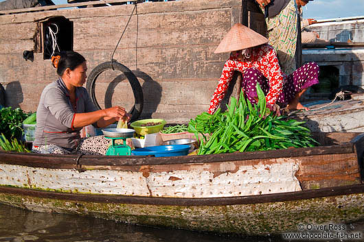 Selling vegetables at the Can Tho floating market 