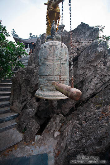 Large bell atop the mountain at Ninh Binh´s island temple 