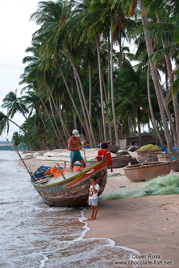 Fisherman preparing the net at Mui Ne 