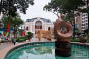 Travel photography:Sculpture with Hoh Chi Minh City Municipal Theatre , Vietnam